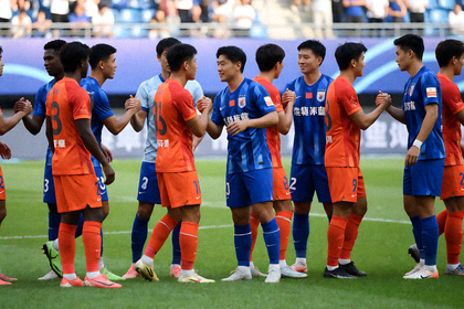 足球比赛结束后球员相互致意的赛场画面